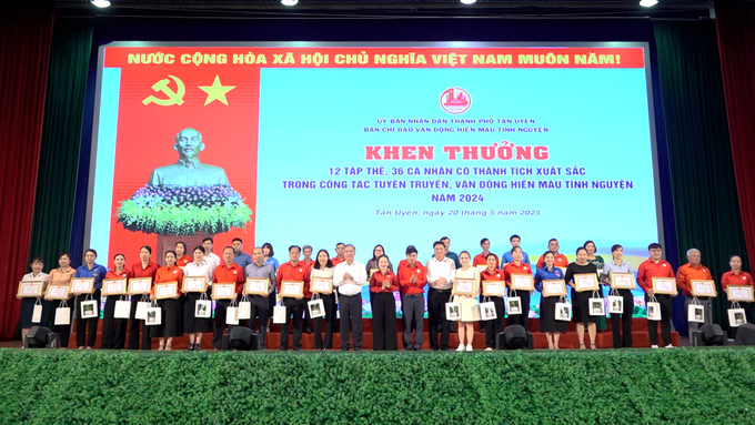 Đại diện lãnh đạo TP. Tân Uyên khen thưởng các tập thể và cá nhân có đóng góp tích cực trong các phong trào