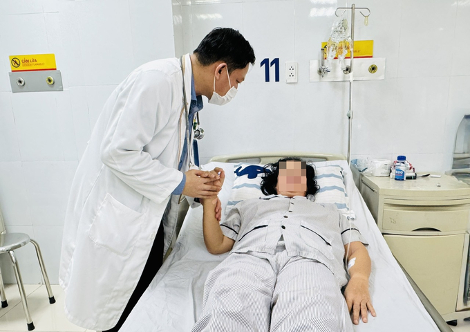 Bác sĩ thăm khám cho bệnh nhân (Ảnh: BVCC)