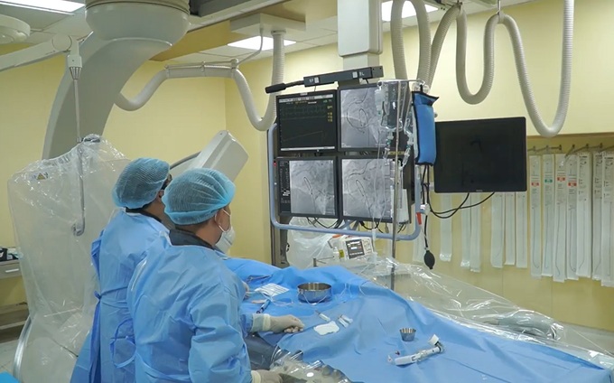 Ekip can thiệp động mạch vành dưới hướng dẫn của hệ thống DSA (Ảnh: BVCC)