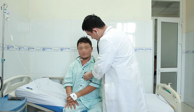 Bác sĩ thăm khám cho bệnh nhân (Ảnh: BVCC)