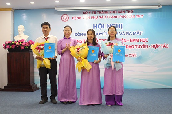 BS.CKII Nguyễn Thụy Thúy Ái - Giám đốc Bệnh viện Phụ sản TP. Cần Thơ trao quyết định bổ nhiệm các chức danh trong Trung tâm Nhi sơ sinh