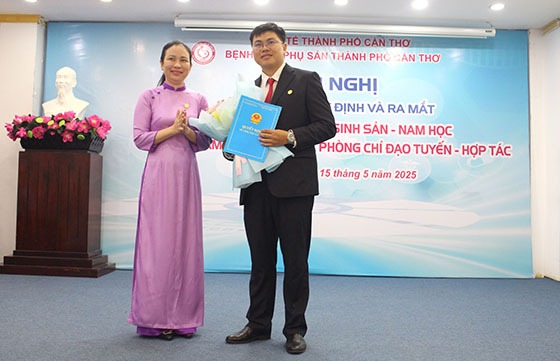 BS.CKII Nguyễn Thụy Thúy Ái - Giám đốc Bệnh viện Phụ sản TP. Cần Thơ trao quyết định bổ nhiệm cho BS.CKI Lương Đức Long được phân công làm Phó Trưởng phòng Chỉ đạo tuyến – Hợp tác