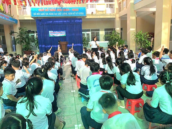 Các em học sinh trường Tiểu học Thới An Đông 2 tham gia giao lưu tìm hiểu tác hại của thuốc lá cùng tuyên truyền viên