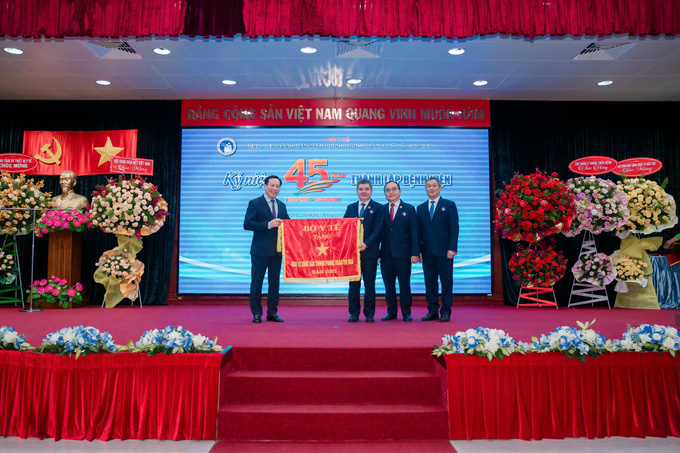 Thứ trường Bộ Y tế Lê Đức Luận trao tặng cờ thi đua cho tập thể Bệnh viện Răng Hàm Mặt Trung ương TP. HCM