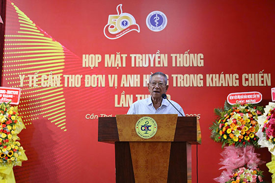 Ông Lê Thành Lập - Nguyên Giám đốc Sở Y tế tỉnh Cần Thơ phát biểu tại họp mặt truyền thống y tế Cần Thơ - Đơn vị anh hùng trong kháng chiến lần thứ 10