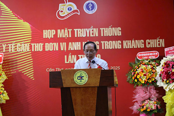 Ông Hồng Xuân Trường - Đại diện Ban Liên lạc Dân y Cần Thơ thời kỳ kháng chiến phát biểu khai mạc Họp mặt truyền thống y tế Cần Thơ - Đơn vị anh hùng trong kháng chiến lần thứ 10