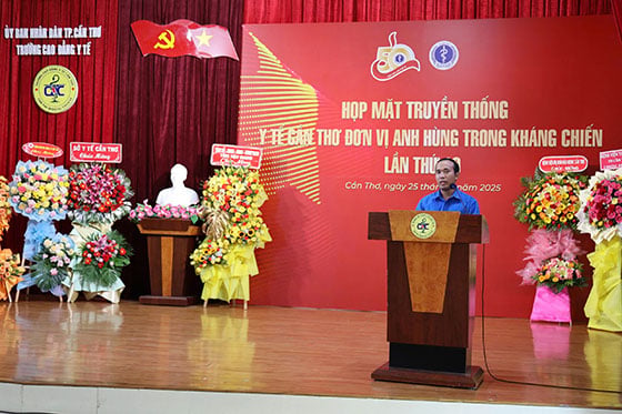 Ông Phan Thanh Thông - Bí thư Đoàn Thanh niên Cộng sản Hồ Chí Minh của Bệnh viện Đa khoa TP. Cần Thơ phát biểu tại họp mặt truyền thống y tế Cần Thơ - Đơn vị anh hùng trong kháng chiến lần thứ 10