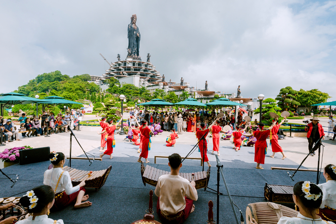 Các chương trình nghệ thuật diễn ra sôi động trên đỉnh núi (Ảnh Sun World Ba Den Mountain)
