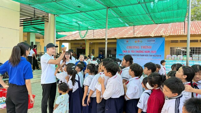 Các em học sinh hào hứng tham gia gian hàng trò chơi tại chương trình