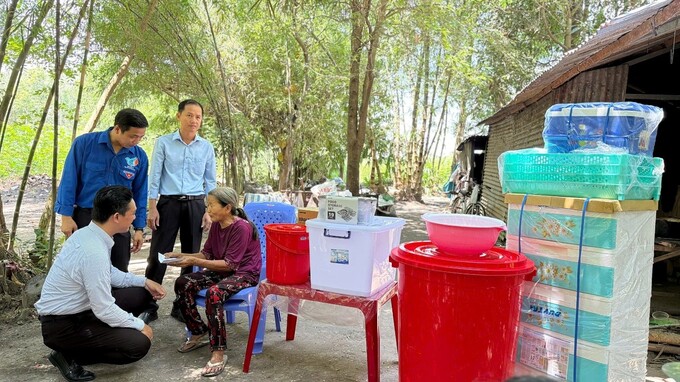 Đại diện Duy Tân, tỉnh đoàn Tây Ninh, huyện đoàn Dương Minh Châu, thăm hỏi và tặng quà cho hộ gia đình khó khăn tại xã Phước Ninh
