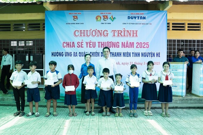 Bà Trịnh Thị Như Trang – Phó Bí thư Tỉnh đoàn, Chủ tịch Hội đồng Đội tỉnh Tây Ninh và ông Nguyễn Ngọc Thành – giám đốc Marketing Cty CPSX Nhựa Duy Tân trao học bổng cho học sinh giỏi 