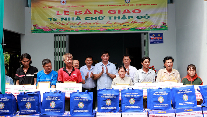 Lãnh đạo Hội Chữ Thập đỏ tỉnh và Công ty trách nhiệm hữu hạn một thành viên Xổ số kiến thiết Đồng Tháp trao bảng tượng trưng hỗ trợ nhà Chữ Thập đỏ cho các hộ dân