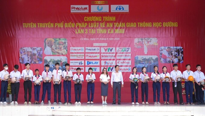 Ban Tổ chức trao tặng nón bảo hiểm cho các em học sinh