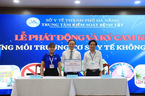Đại diện Bam Giám đốc, Công đoàn và Đoàn thanh niên ký cam kết  thực hiện xây dựng môi trường cơ sở y tế không thuốc lá
