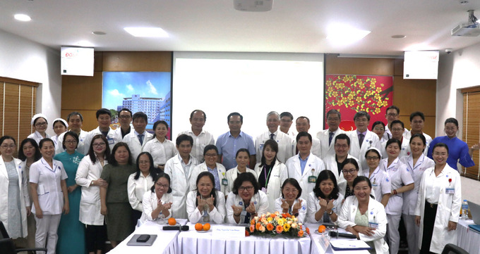 Chủ tịch UBND Thành phố Nguyễn Văn Được chụp hình lưu niệm cùng các y bác sĩ hai bệnh viện