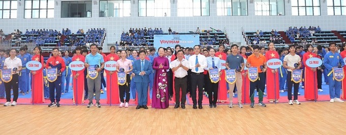 Bà Nguyễn Thị Quyên Thanh - Phó Chủ tịch UBND tỉnh Vĩnh Long và các đại biểu trao cờ lưu niệm cho các đoàn tham dự giải