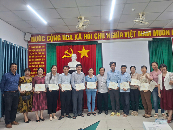 Các học viên được cấp giấy chứng nhận hoàn thành khóa Hướng dẫn cung cấp dịch vụ chăm sóc SKSS-SKTD sau khi kết thúc lớp tập huấn