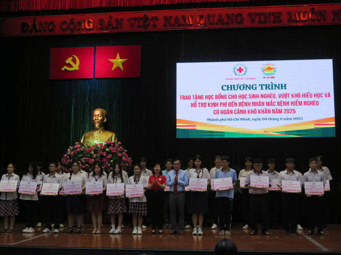 Trao học bổng cho các em học sinh 