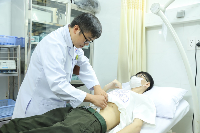 BS.CKI Lê Tiến Dũng thăm khám cho bệnh nhân A. 
