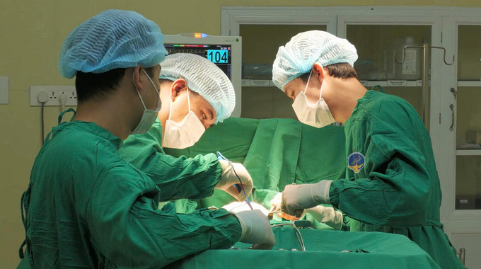 Ekip phẫu thuật loại bỏ khối u vú cho bệnh nhân (Ảnh: BVCC)