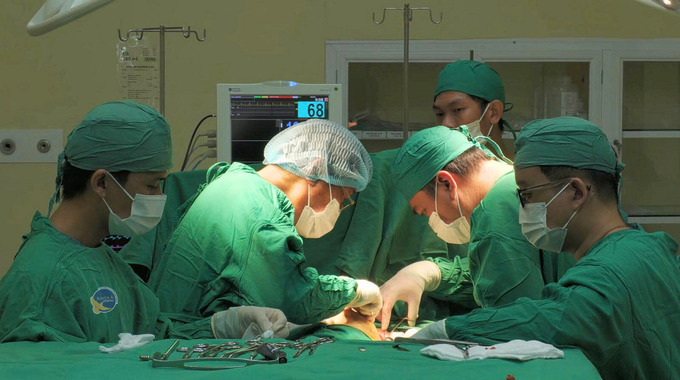 Ekip phẫu thuật kết hợp cắt khối u ung thư vú và tái tạo tuyến vú trong cùng một lần mổ (Ảnh: BVCC)