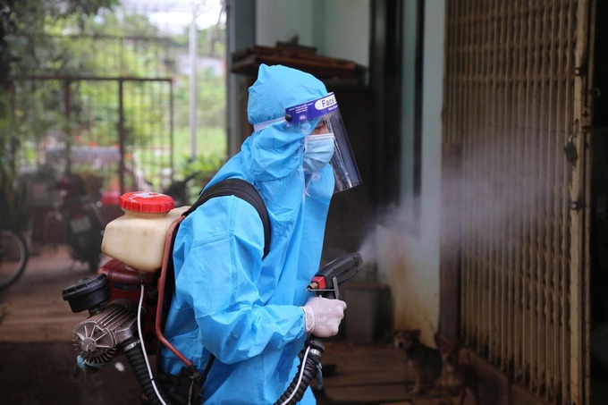 Phun hóa chất, xử lý ổ dịch là một trong nhiều biện pháp phòng chống Sốt xuất huyết (Ảnh: Đình Thi)