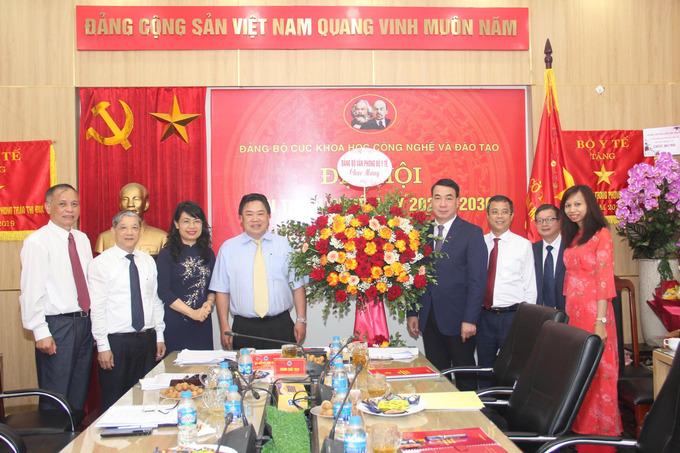Đồng chí Nguyễn Anh Tuấn - Phó Bí thư Đảng ủy Văn phòng Bộ, Phó Chánh Văn phòng Bộ Y tế, tặng hoa chúc mừng Đại hội
