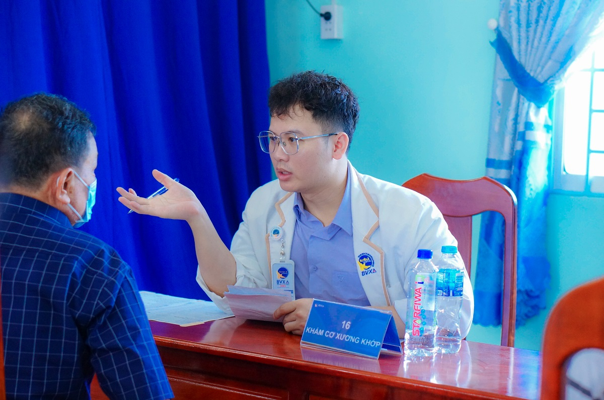 Gan-400-nguoi-cao-tuoi-hoan-canh-kho-khan-duoc-kham-cap-thuoc-mien-phi-1