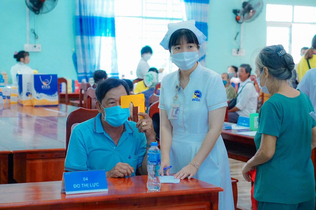 Gan-400-nguoi-cao-tuoi-hoan-canh-kho-khan-duoc-kham-cap-thuoc-mien-phi-2