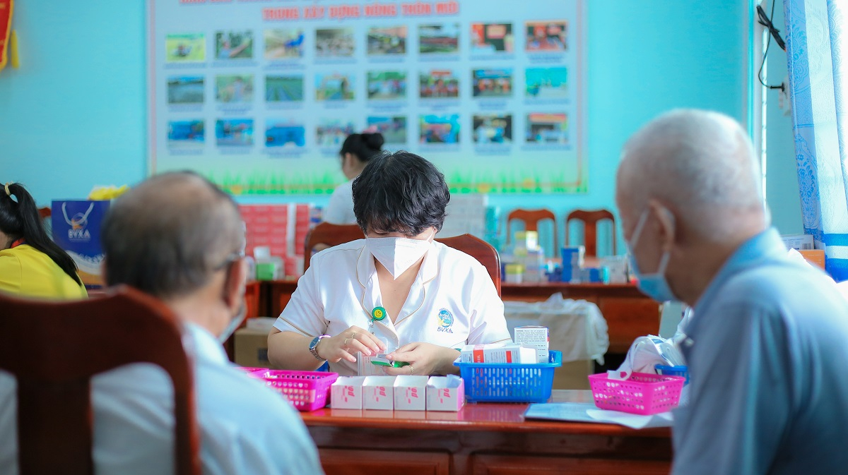 Gan-400-nguoi-cao-tuoi-hoan-canh-kho-khan-duoc-kham-cap-thuoc-mien-phi-4
