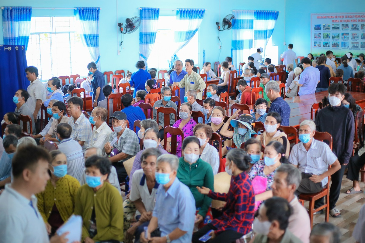 Gan-400-nguoi-cao-tuoi-hoan-canh-kho-khan-duoc-kham-cap-thuoc-mien-phi-5