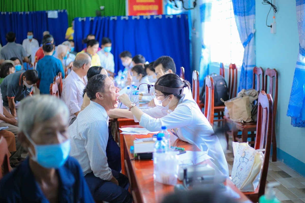 Gan-400-nguoi-cao-tuoi-hoan-canh-kho-khan-duoc-kham-cap-thuoc-mien-phi-6