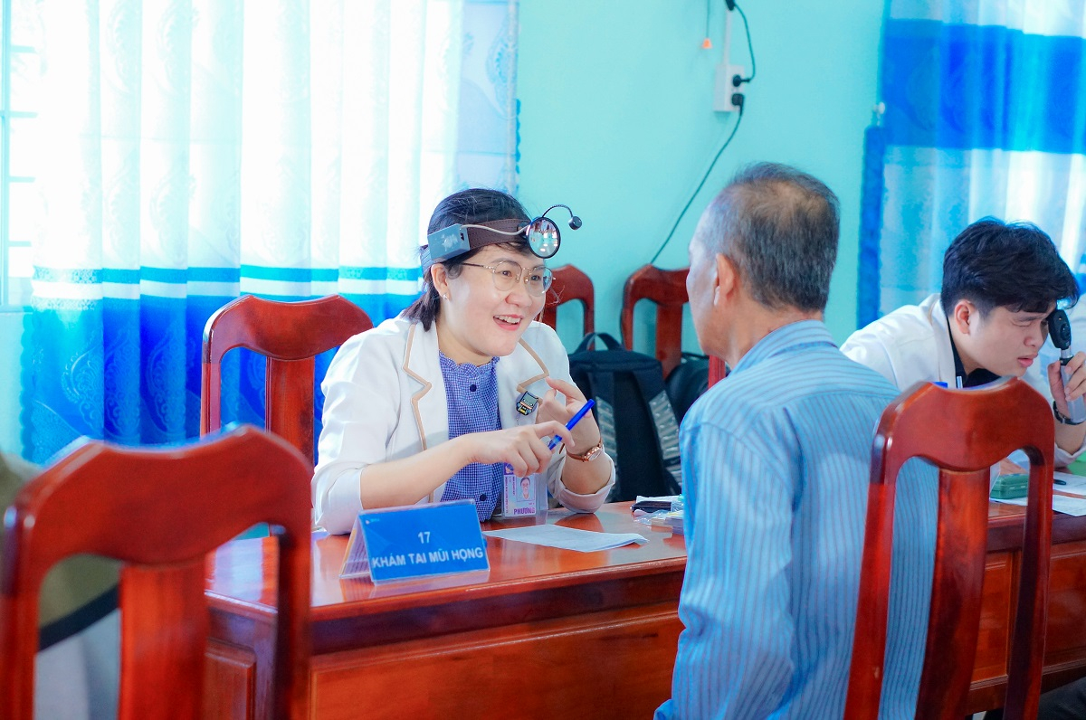 Gan-400-nguoi-cao-tuoi-hoan-canh-kho-khan-duoc-kham-cap-thuoc-mien-phi