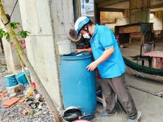 Người dân tham gia công tác phòng chống sốt xuất huyết Dengue bằng hành động dọn dẹp, loại bỏ các vật chứa có nguy cơ phát sinh lăng quăng (Ảnh: SYT)
