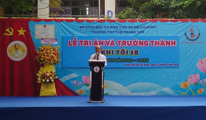 Thầy Đinh Quang Thanh Bình, Hiệu trưởng Trường THPT Lê Thánh Tôn phát biểu tại buổi lễ