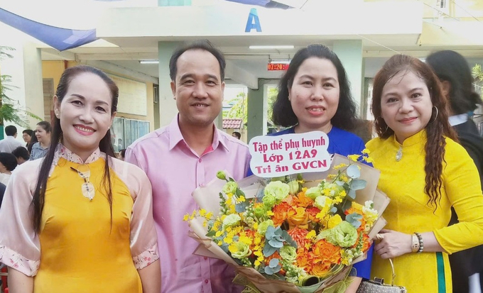 Trong khuôn khổ buổi lễ, tập thể phụ huynh lớp 12A9 đã gửi lời tri ân sâu sắc đến cô giáo chủ nhiệm
