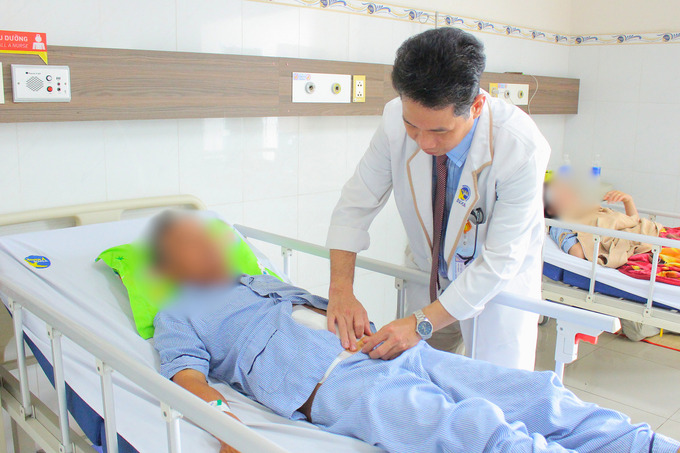 Bác sĩ thăm khám cho bệnh nhân (Ảnh: BVCC)