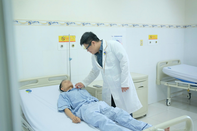 Bác sĩ thăm khám cho bệnh nhân (Ảnh: BVCC)