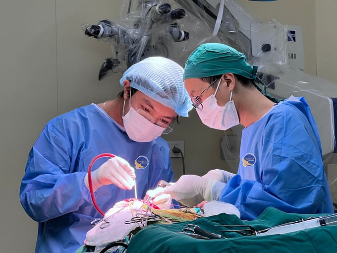 Ê-kíp phẫu thuật bóc tách khối u cho bệnh nhân (Ảnh: BVCC)