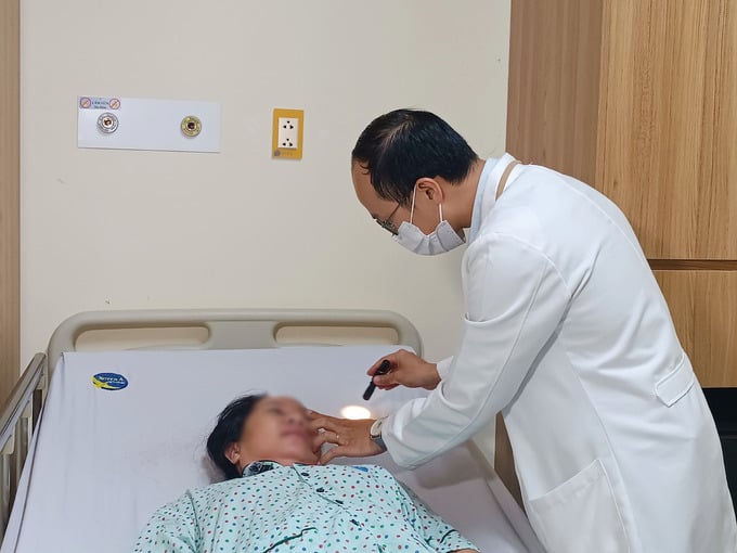 Bác sĩ thăm khám cho bệnh nhân (Ảnh: BVCC)
