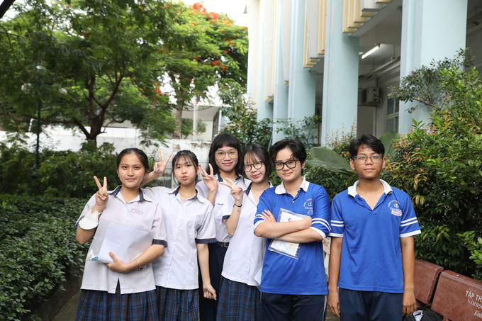 Nhóm bạn Dương Đào Thảo Nguyên (thứ ba từ phải sang) - học sinh Trường THPT Thanh Đa cảm thấy tự tin trước khi bước vào môn thi đầu tiên