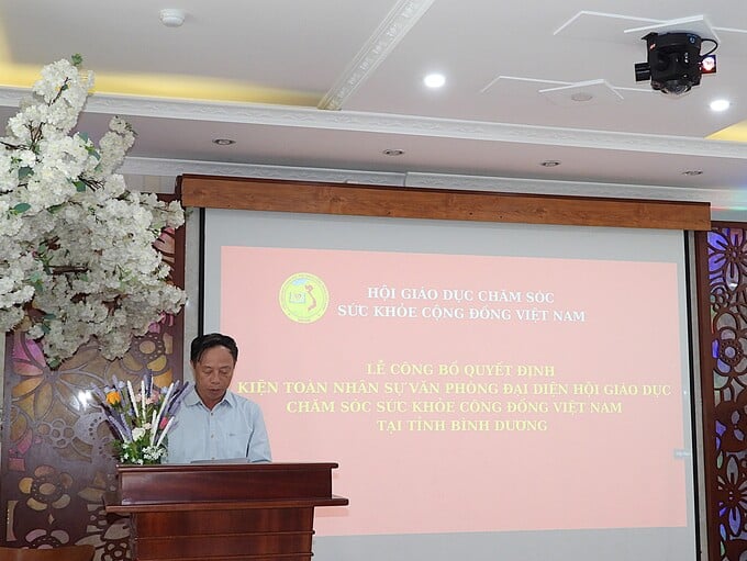 Ông Phạm Công Bổng – Chánh Văn phòng VACHE  công bố Quyết định số 160/2025/QĐ-TWH về việc thành lập Văn phòng đại diện VACHE tại tỉnh Bình Dương