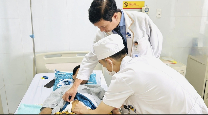 Bác sĩ thăm khám cho bệnh nhân (Ảnh: BVCC)