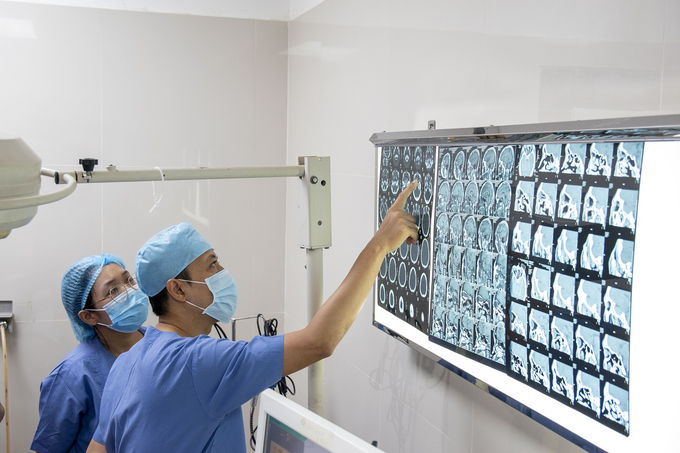 Các bác sĩ quan sát kết quả CT Scan (Ảnh: BVCC)