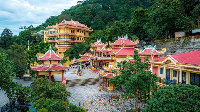 Hệ thống chùa Bà tại lưng chừng núi Bà Đen (Ảnh: Sun World Ba Den Mountain)