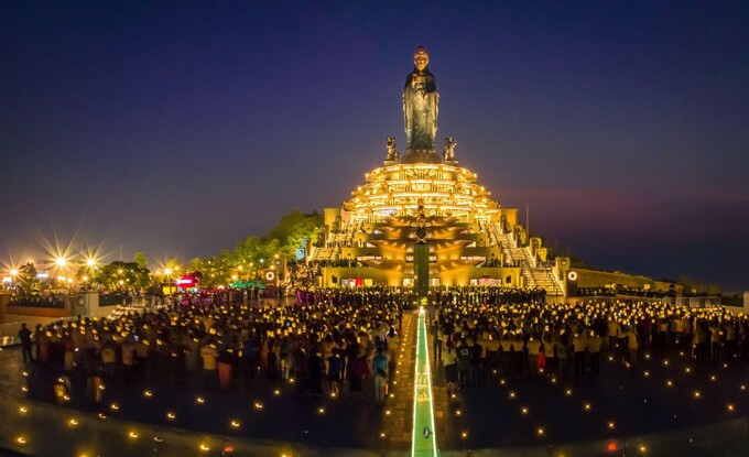 Lễ dâng đăng trên đỉnh núi Bà Đen (Ảnh: Sun World Ba Den Mountain)    