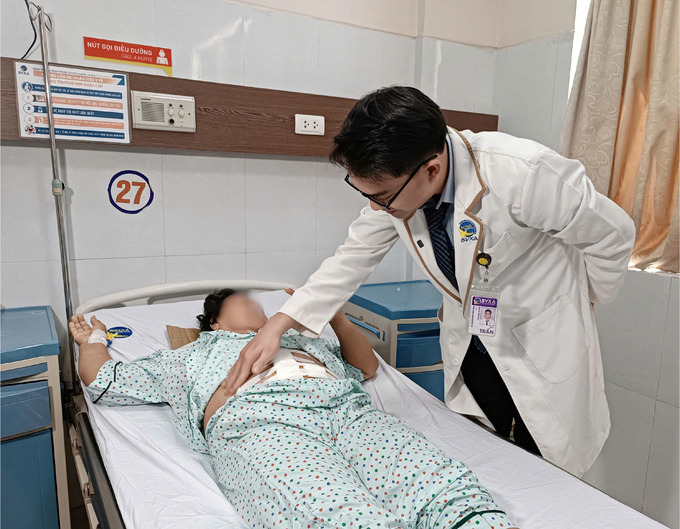 Bác sĩ thăm khám cho bệnh nhân (Ảnh: BVCC)