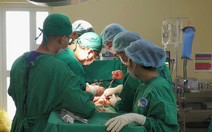 Ê-kíp phẫu thuật bóc tách khối u cho bệnh nhân (Ảnh: BVCC)