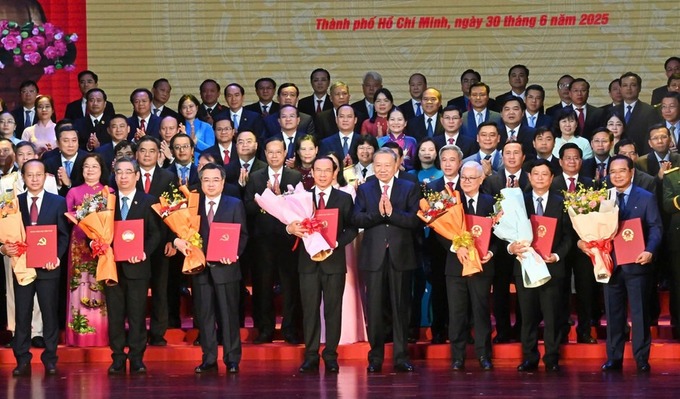 Tổng Bí thư Tô Lâm trao Quyết định của Bộ Chính trị về chỉ định Ban Chấp hành Đảng bộ TPHCM (mới) và Ban Thường vụ Thành ủy TPHCM (mới), nhiệm kỳ 2020-2025. (Ảnh: Việt Dũng)