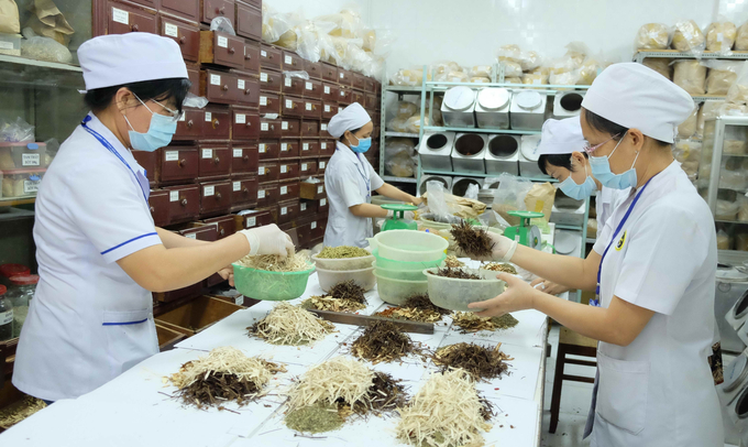 Quỹ bảo hiểm y tế thanh toán đối với thuốc dược liệu, thuốc cổ truyền, thuốc có kết hợp dược chất với các dược liệu thuộc phạm vi được hưởng của người tham gia bảo hiểm y tế